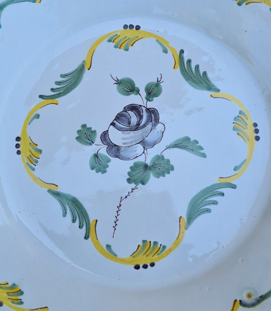 18th Century Moustier Earthenware Plate-photo-2