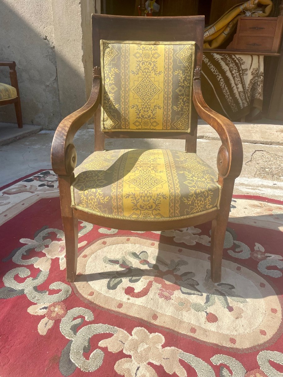 Fauteuil Restauration à Crosse En Noyé Massif D’époque 19em Siècle.