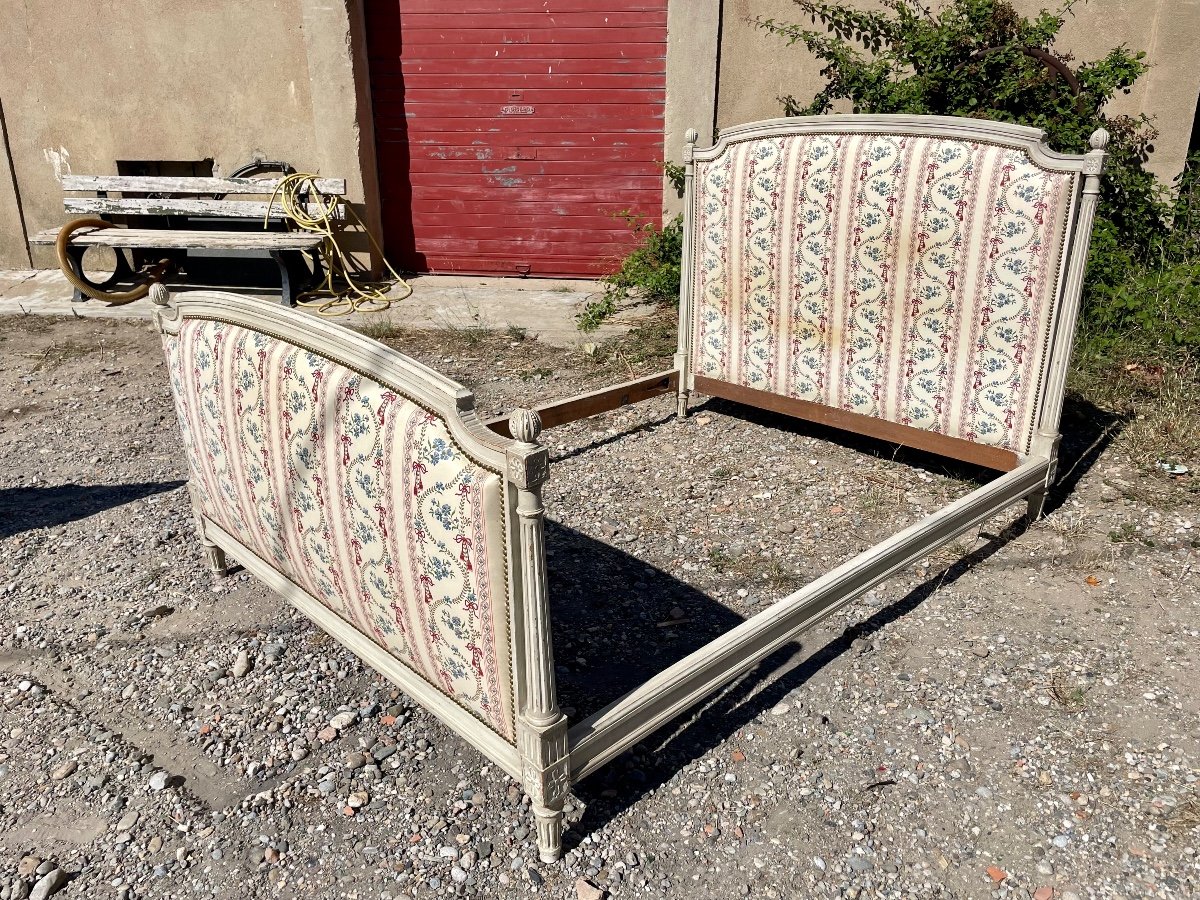 Louis XVI Bed In Light Grey Painted Wood, 19th Century.