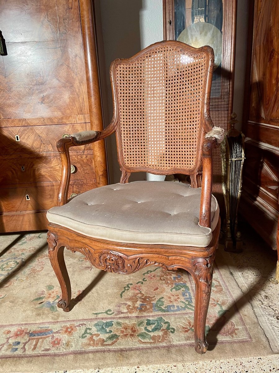 Fauteuil  Régence En Noyer D époque XIXém Siècle. 