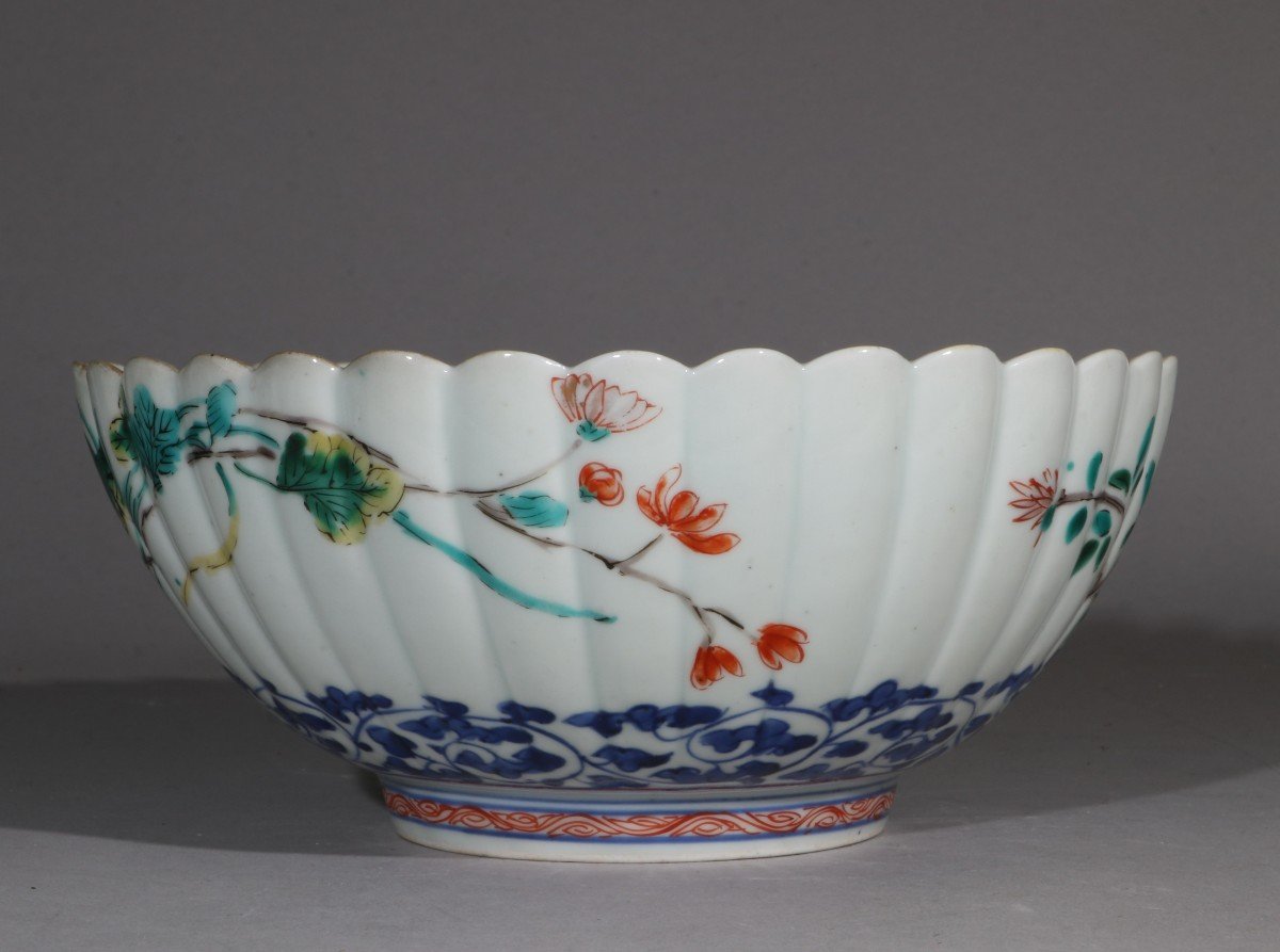 A Japanese Chrysanthemum Moulded Arita Bowl E18thc-photo-2