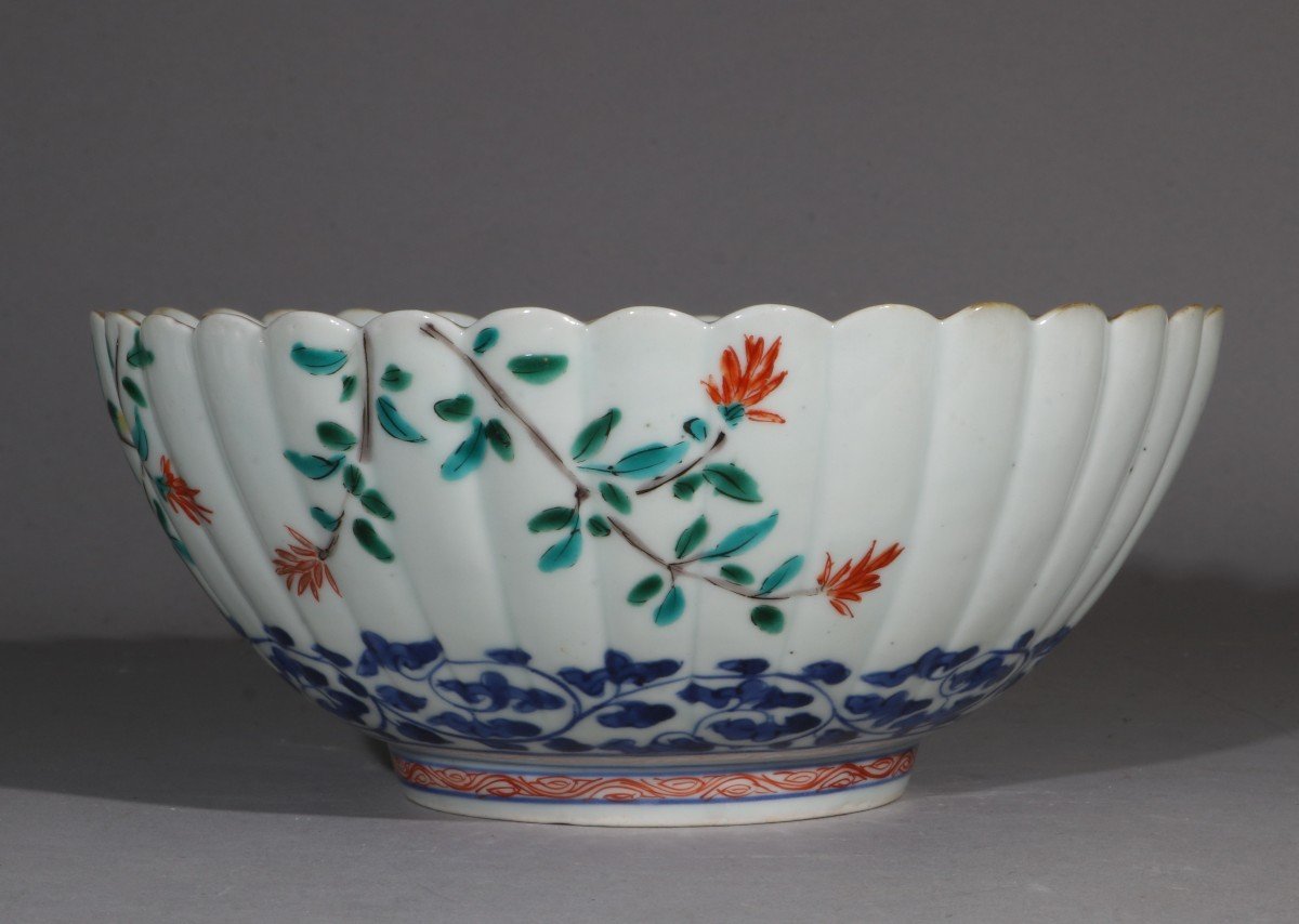 A Japanese Chrysanthemum Moulded Arita Bowl E18thc-photo-1