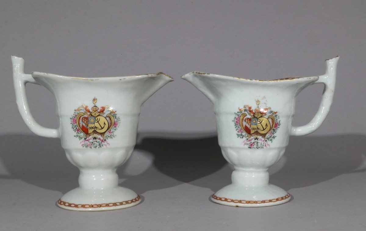 A Pair Of 18th Century Dutch Qianlong Market Armorial Helmet Cream Pitchers-photo-2