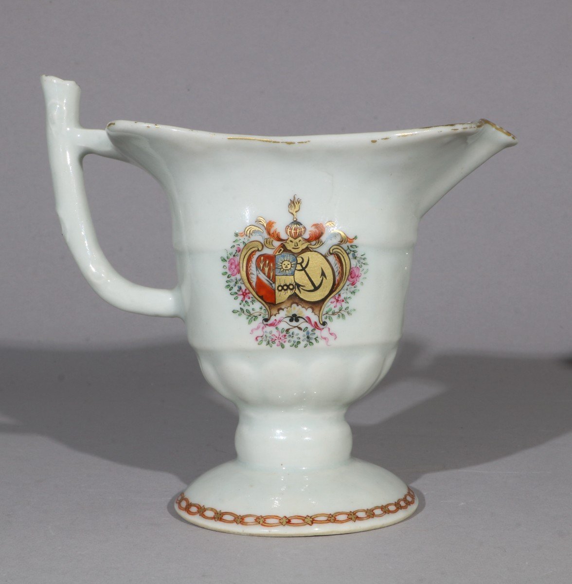 A Pair Of 18th Century Dutch Qianlong Market Armorial Helmet Cream Pitchers-photo-3