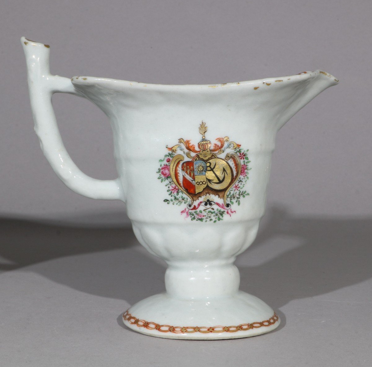 A Pair Of 18th Century Dutch Qianlong Market Armorial Helmet Cream Pitchers-photo-4