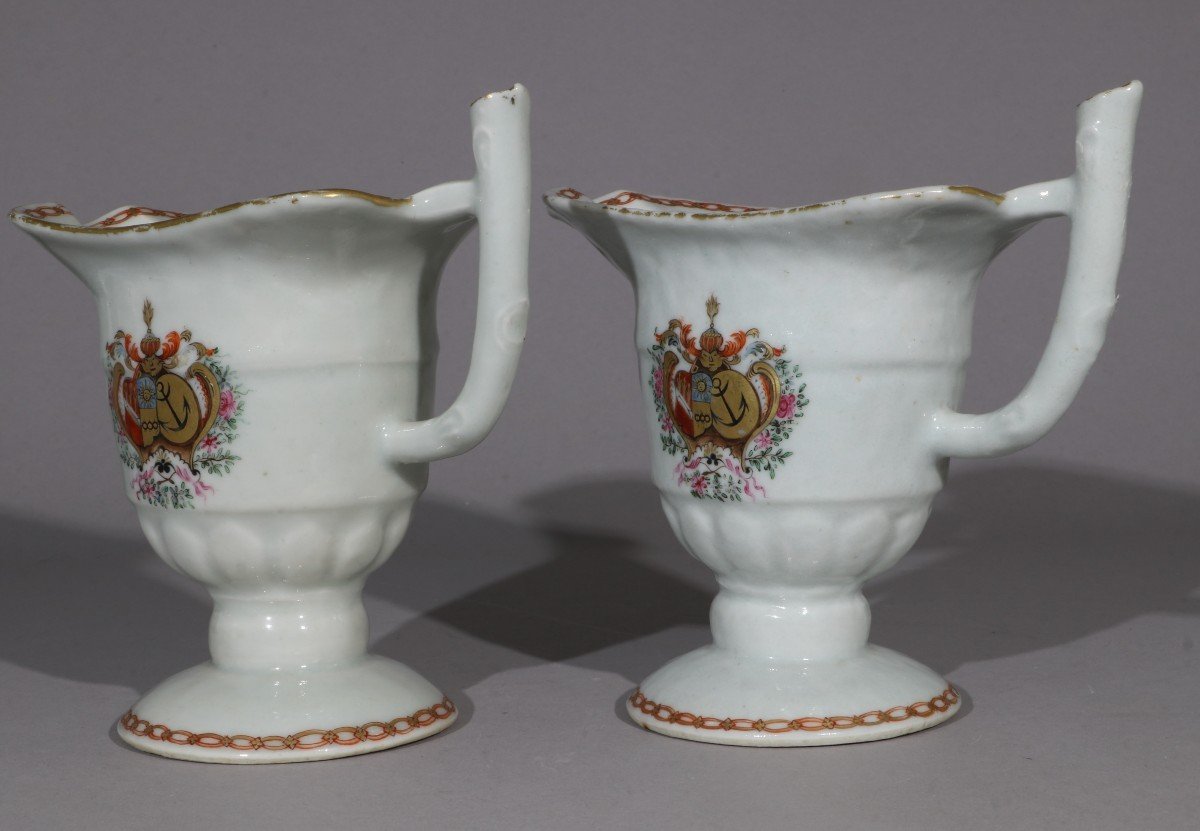 A Pair Of 18th Century Dutch Qianlong Market Armorial Helmet Cream Pitchers-photo-3