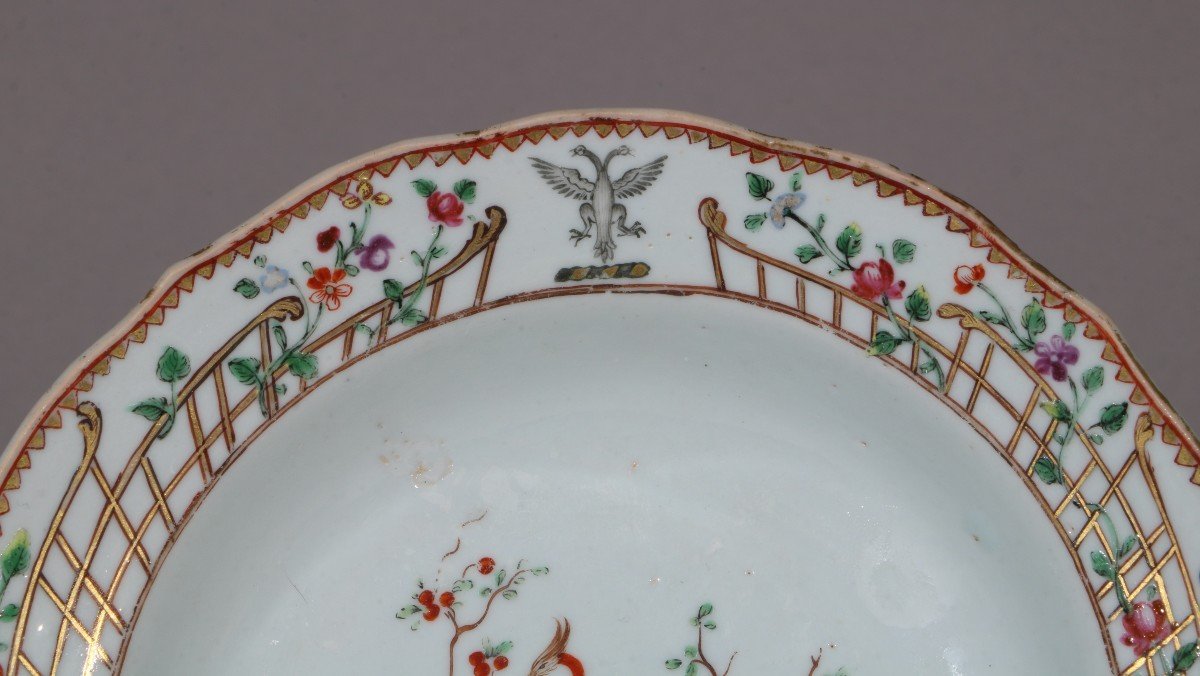 Un Petit Plat Armorial Famille Rose Qianlong 18thc-photo-4