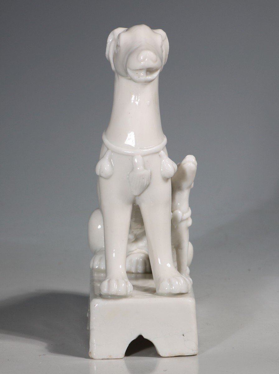 Pair Of Kangxi White Chinese Hunting Dogs, 17th/18th Century-photo-1