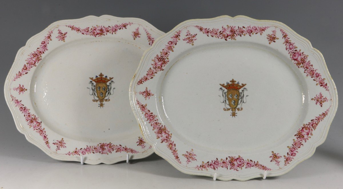  Une Paire De Plats De Viande Armoriés Du Marché Français Qianlong C1778