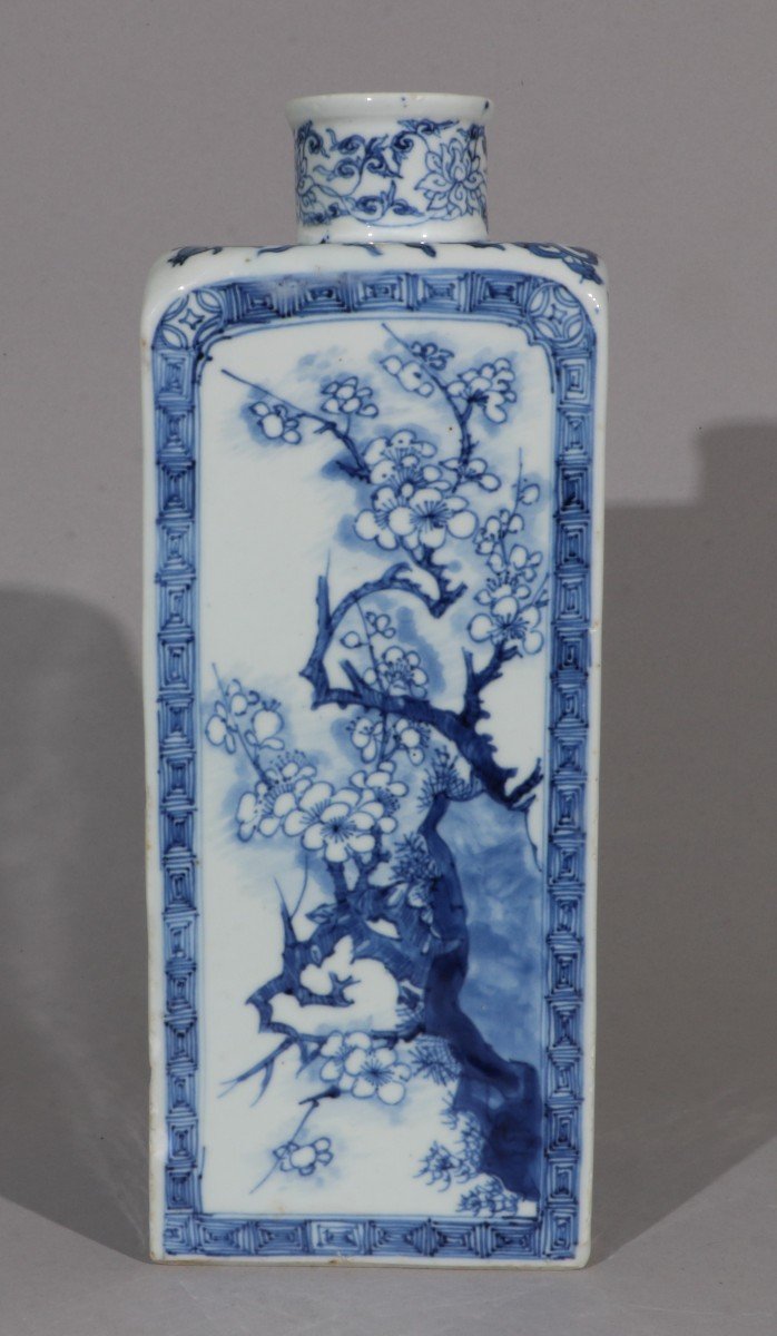 Un Vase Bouteille Carré Bleu Et Blanc Kangxi 1662/1722-photo-3