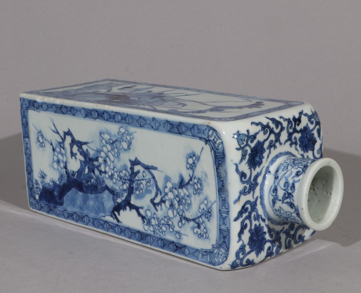 Un Vase Bouteille Carré Bleu Et Blanc Kangxi 1662/1722-photo-1