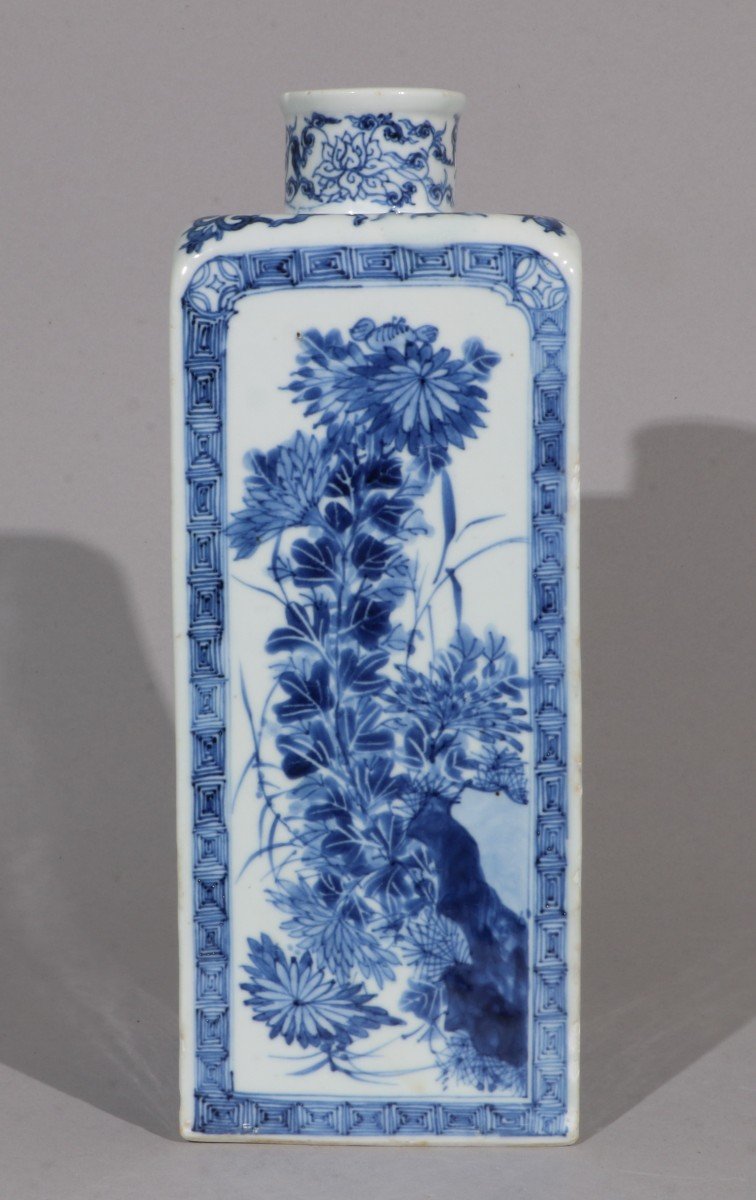 Un Vase Bouteille Carré Bleu Et Blanc Kangxi 1662/1722