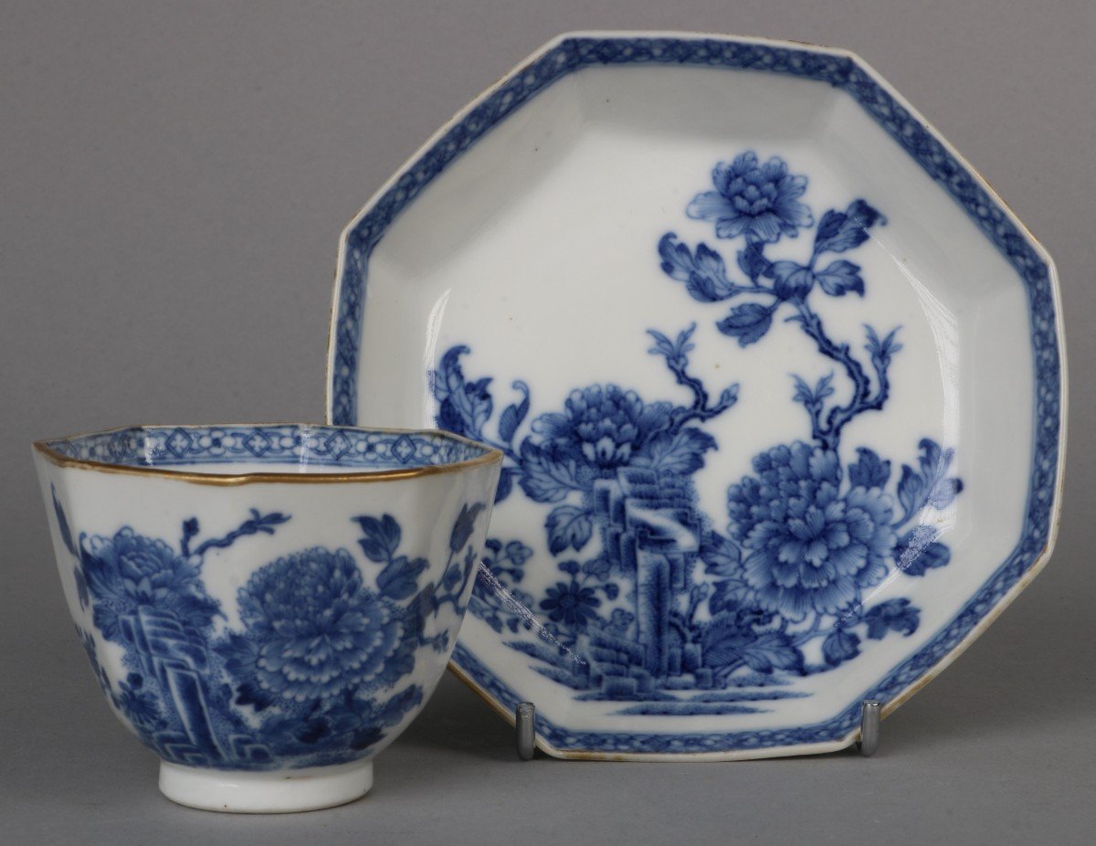 A Fine 18th Century Qianlong Blue And White Octagonal Tea Bowl And Saucer-photo-3