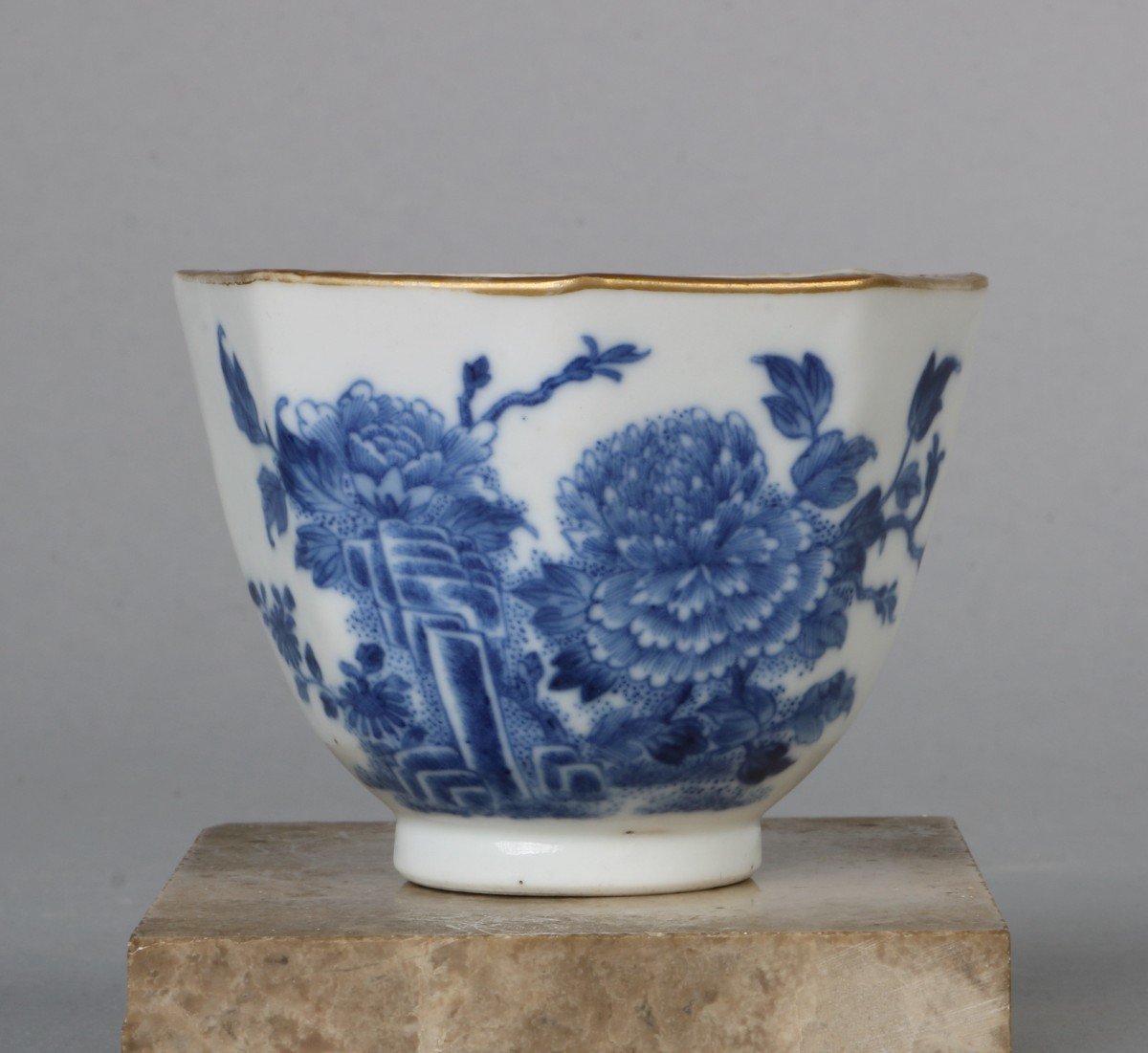 A Fine 18th Century Qianlong Blue And White Octagonal Tea Bowl And Saucer-photo-4