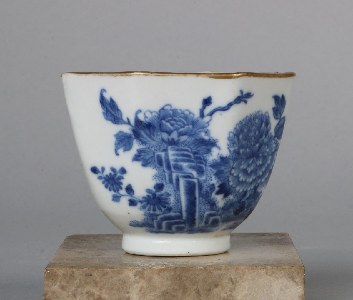 A Fine 18th Century Qianlong Blue And White Octagonal Tea Bowl And Saucer-photo-1