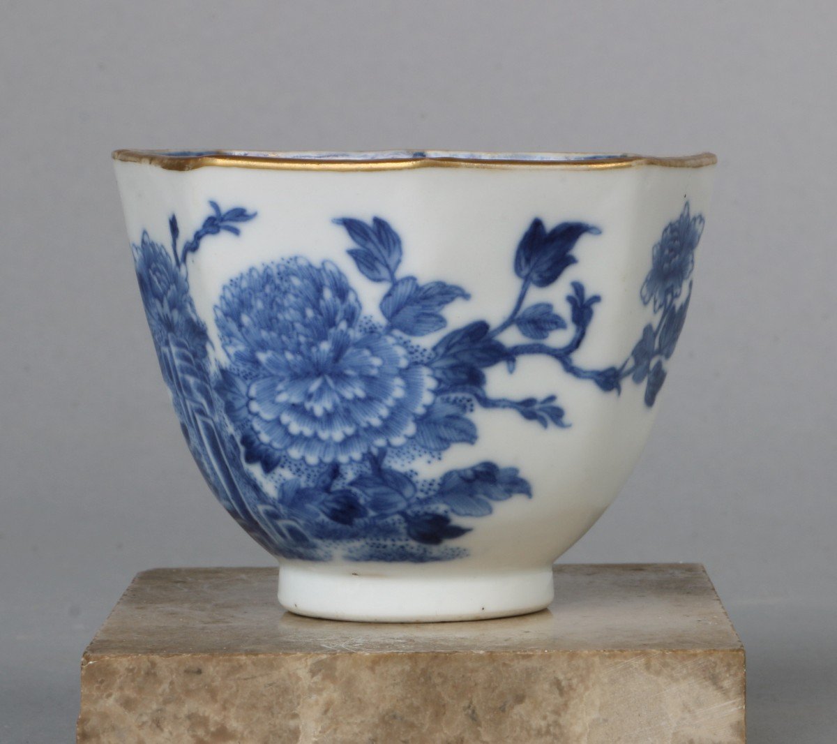 A Fine 18th Century Qianlong Blue And White Octagonal Tea Bowl And Saucer-photo-2