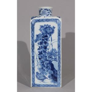 Un Vase Bouteille Carré Bleu Et Blanc Kangxi 1662/1722