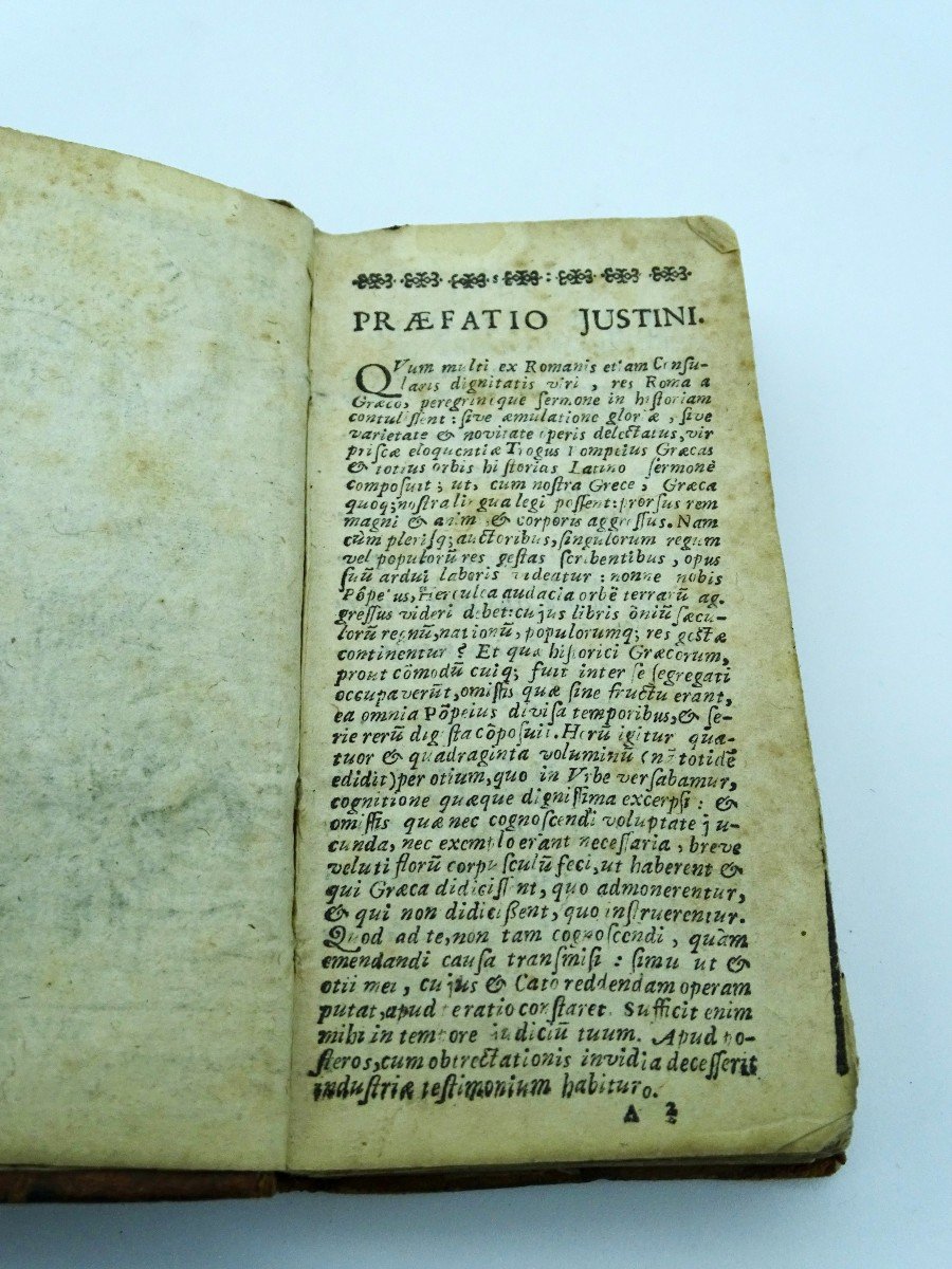 Petit Livre Daté 1689 à Lyon Justini Historiarum-photo-2