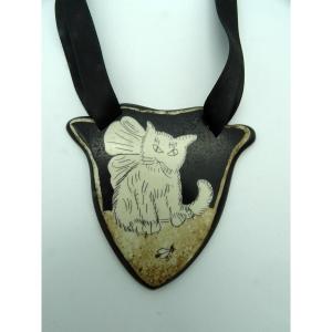 Collier Chat gravé et peint sur bakélite 20ème