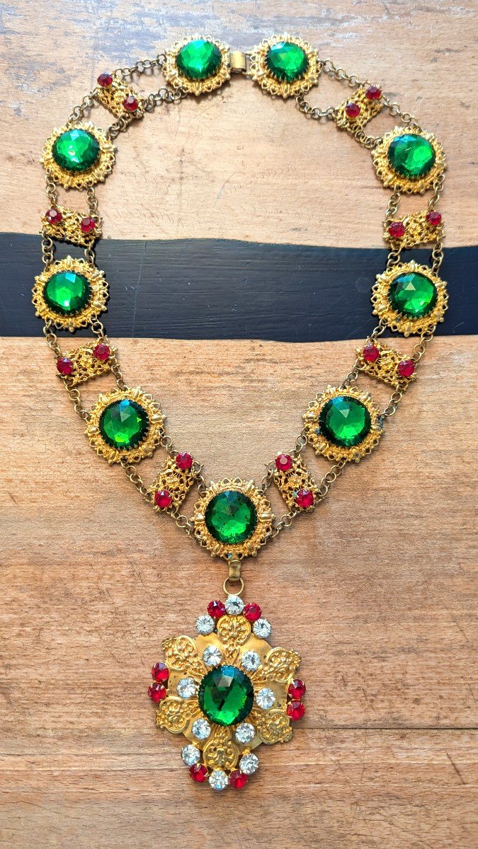 Imposant collier de théâtre ou de Vierge-Strass et cabochons