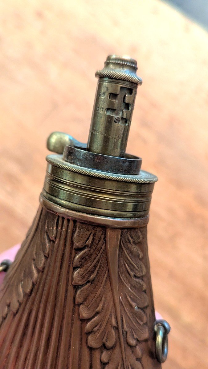 Powder Flask, 19th Century, In Embossed Copper With Dispenser And Flint Reserve-photo-3