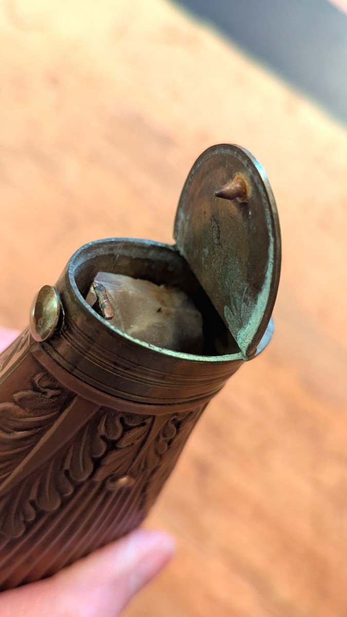 Powder Flask, 19th Century, In Embossed Copper With Dispenser And Flint Reserve-photo-4