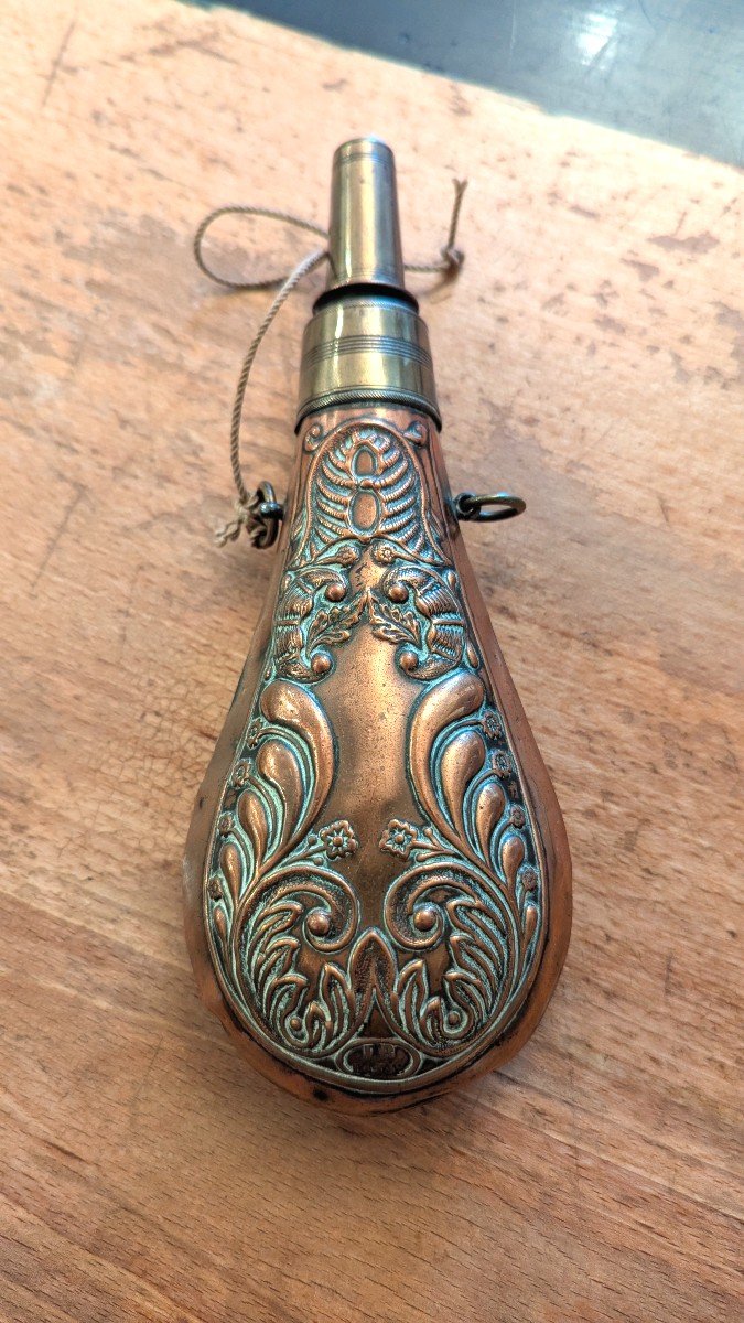 Powder Flask, 19th Century, In Embossed Copper, With Measuring Cap -photo-2