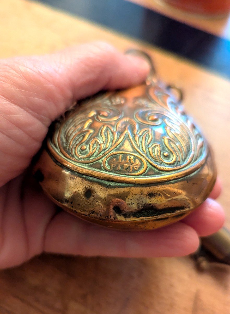 Powder Flask, 19th Century, In Embossed Copper, With Measuring Cap -photo-4