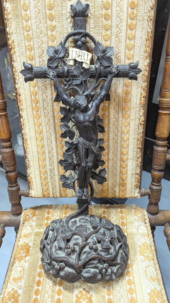 Grand crucifix d'autel, en bois sculpté-Art Populaire 19ème