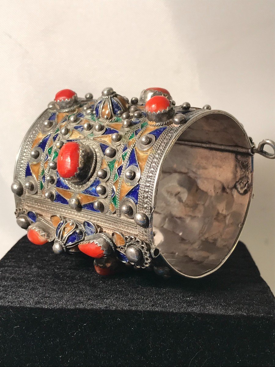 Imposing Cuff Bracelet, Berber, In Enamelled Solid Silver With Coral Cabochons-photo-2