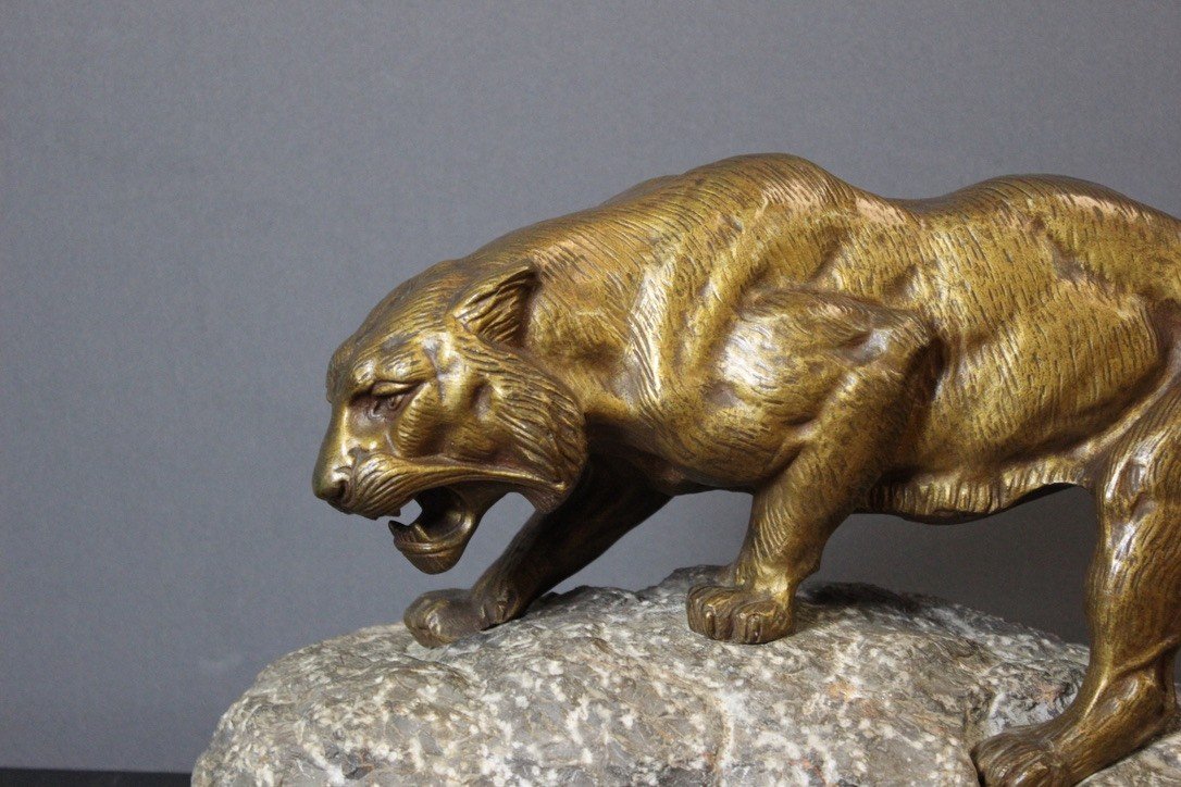 Sculpture En Bronze Représentant Une Lionne Par Andrey -photo-2