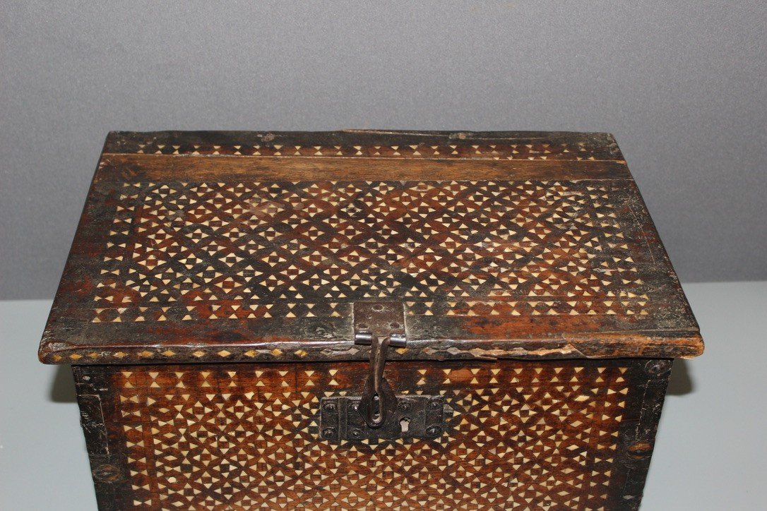 Small Syrian Chest In Wood And Mother-of-pearl 19th Century -photo-2