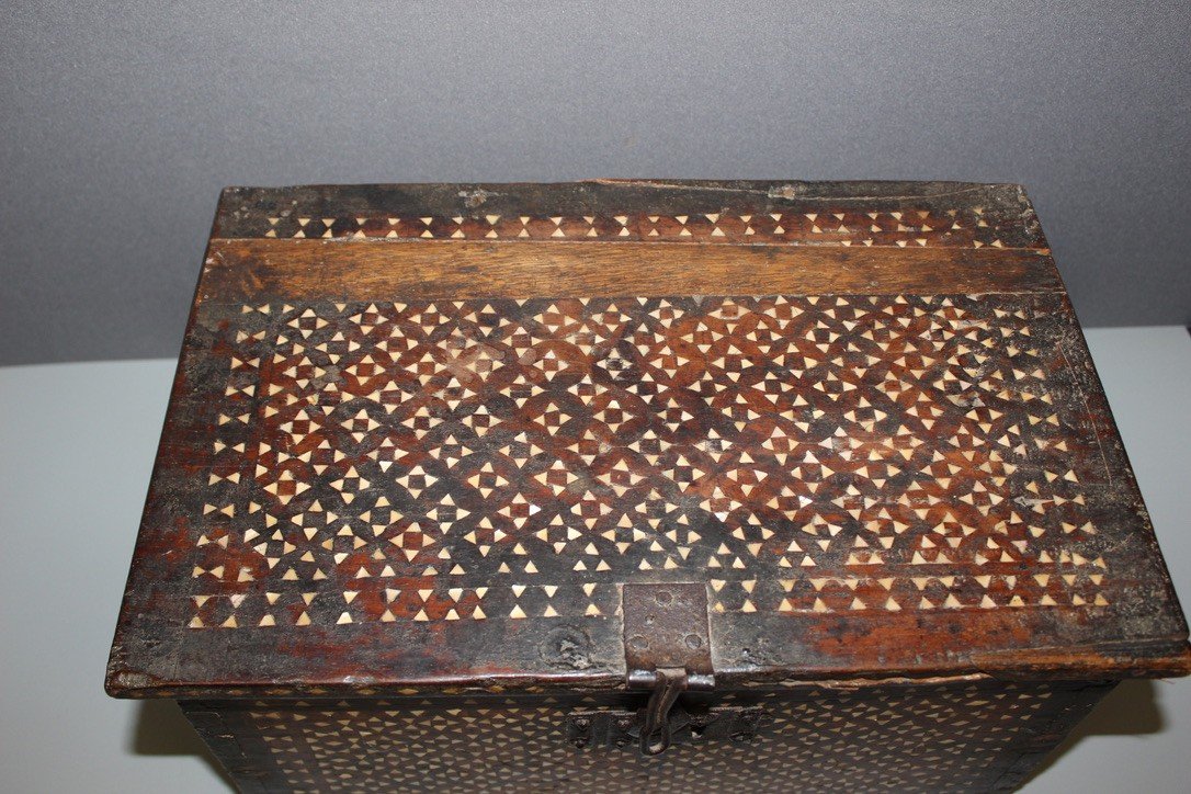 Small Syrian Chest In Wood And Mother-of-pearl 19th Century -photo-1