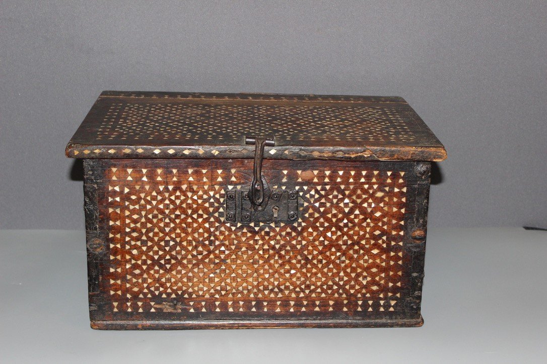 Small Syrian Chest In Wood And Mother-of-pearl 19th Century 