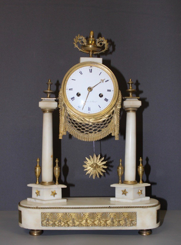 Pendule Louis XVI En Marbre Et Bronze Vers 1800