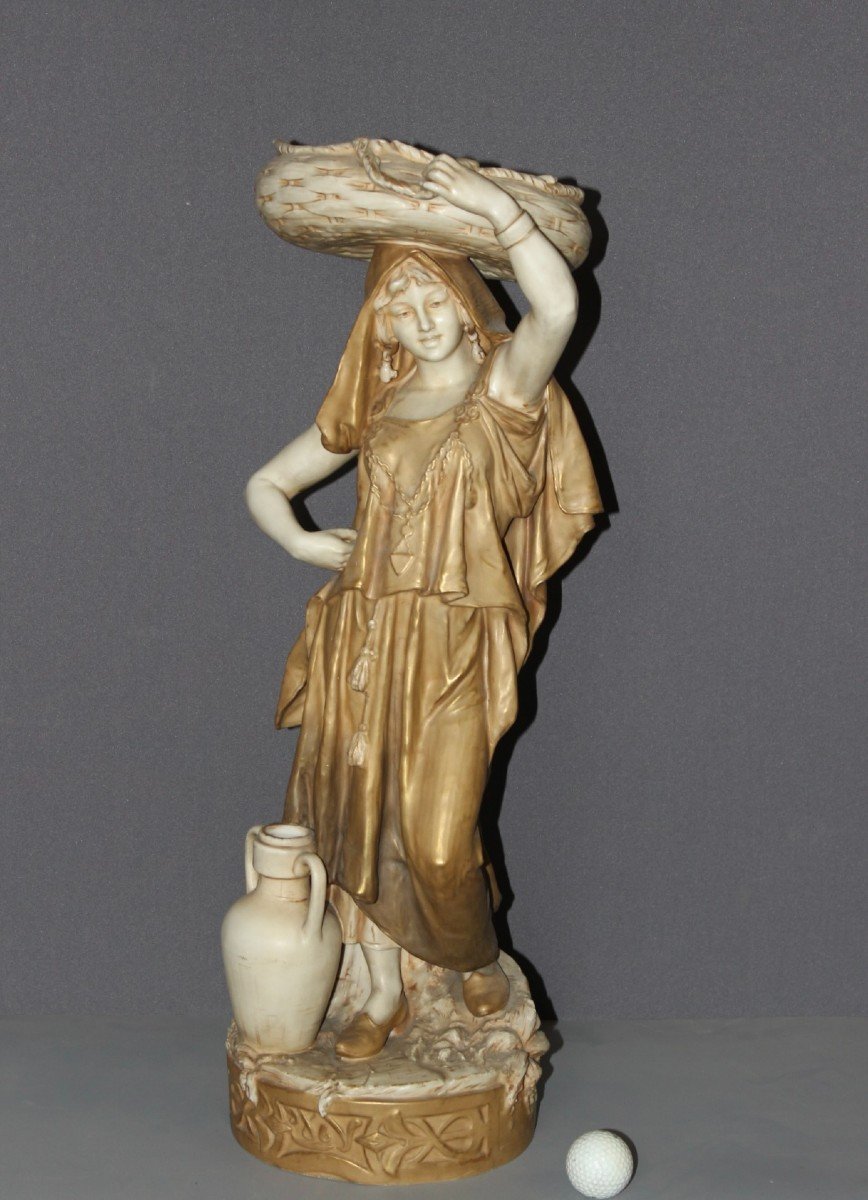 Jeune Femme Orientaliste  Au Panier Art Nouveau Par Royal Dux Vers 1900