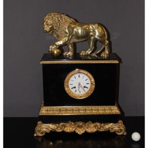 Pendule d'époque Restauration Au Lion De Venise En Marbre Et Bronze Doré 