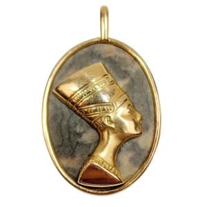 Spectaculaire pendentif, en or, représentant Néfertiti