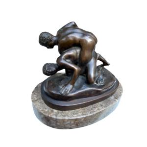 Small Group In Brown Patinated Bronze Depicting Two Wrestlers Fighting. 19th Century.