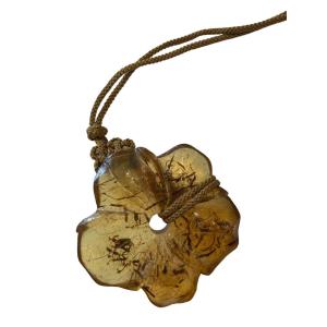 Pendentif en ambre en forme de fleur, Chine, fin XIXe