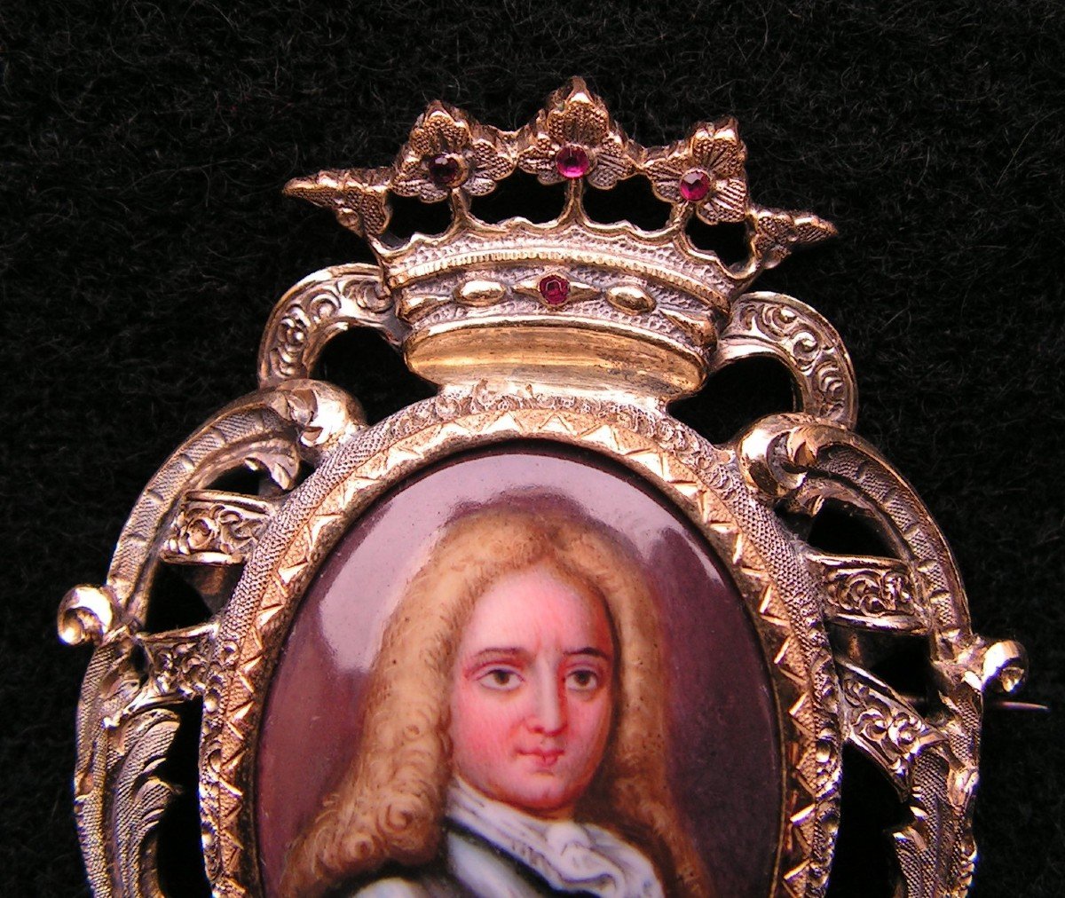 Broche En Pomponne XIX ème  Portrait émaillé Gentilhomme En Armure Couronne Ducale-photo-3