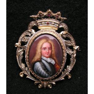 Brooch In Pomponne XIXth Enameled Portrait Gentleman In Armor Ducal Crown