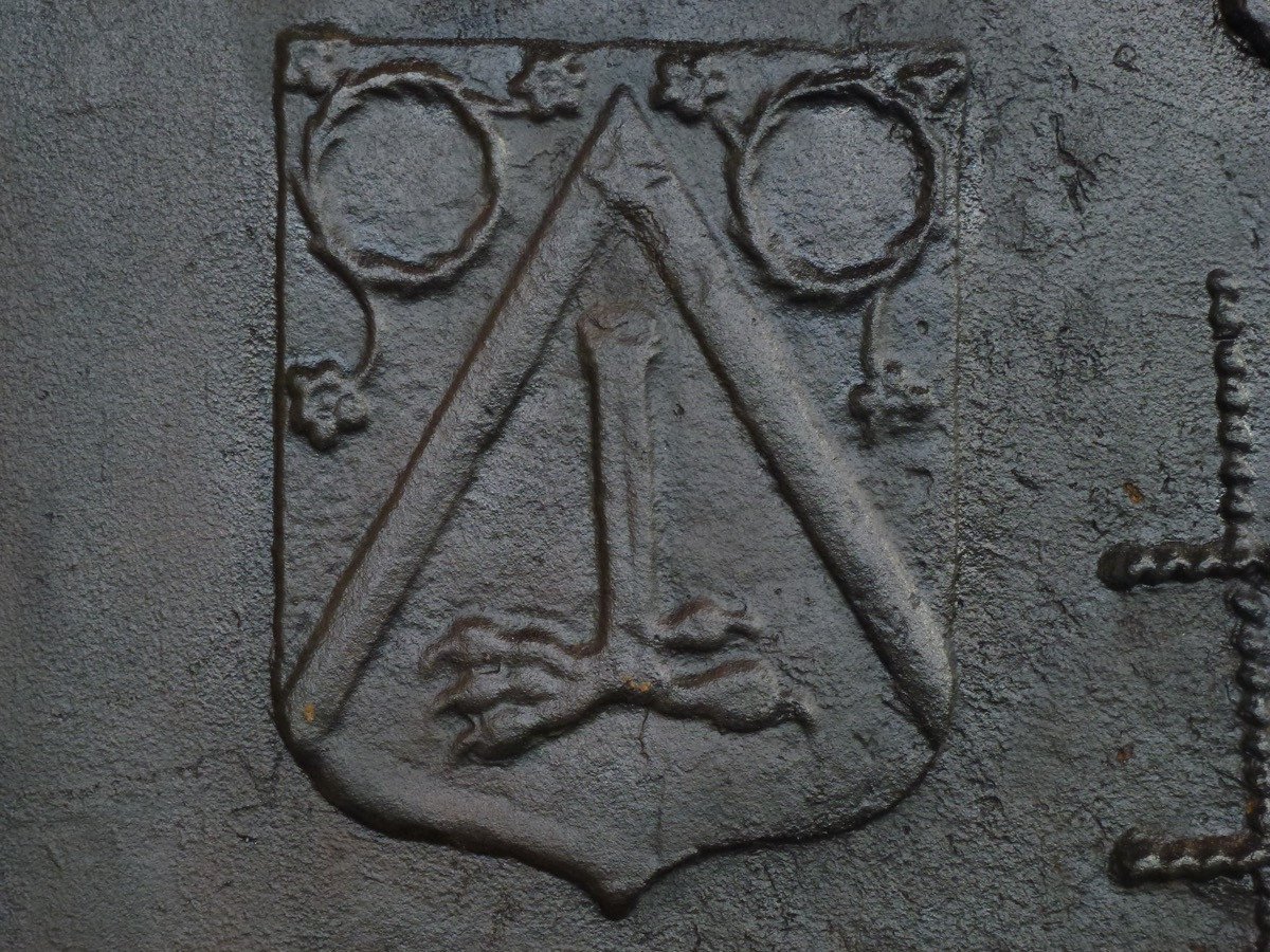 Grande plaque de cheminée datée 1583 aux armes des Mauclerc et Deu (119x96 cm)-photo-1