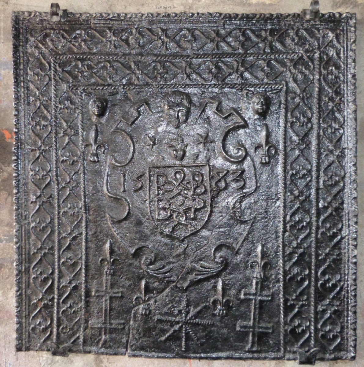 Grande plaque de cheminée datée 1583 aux armes des Mauclerc et Deu (119x96 cm)-photo-7