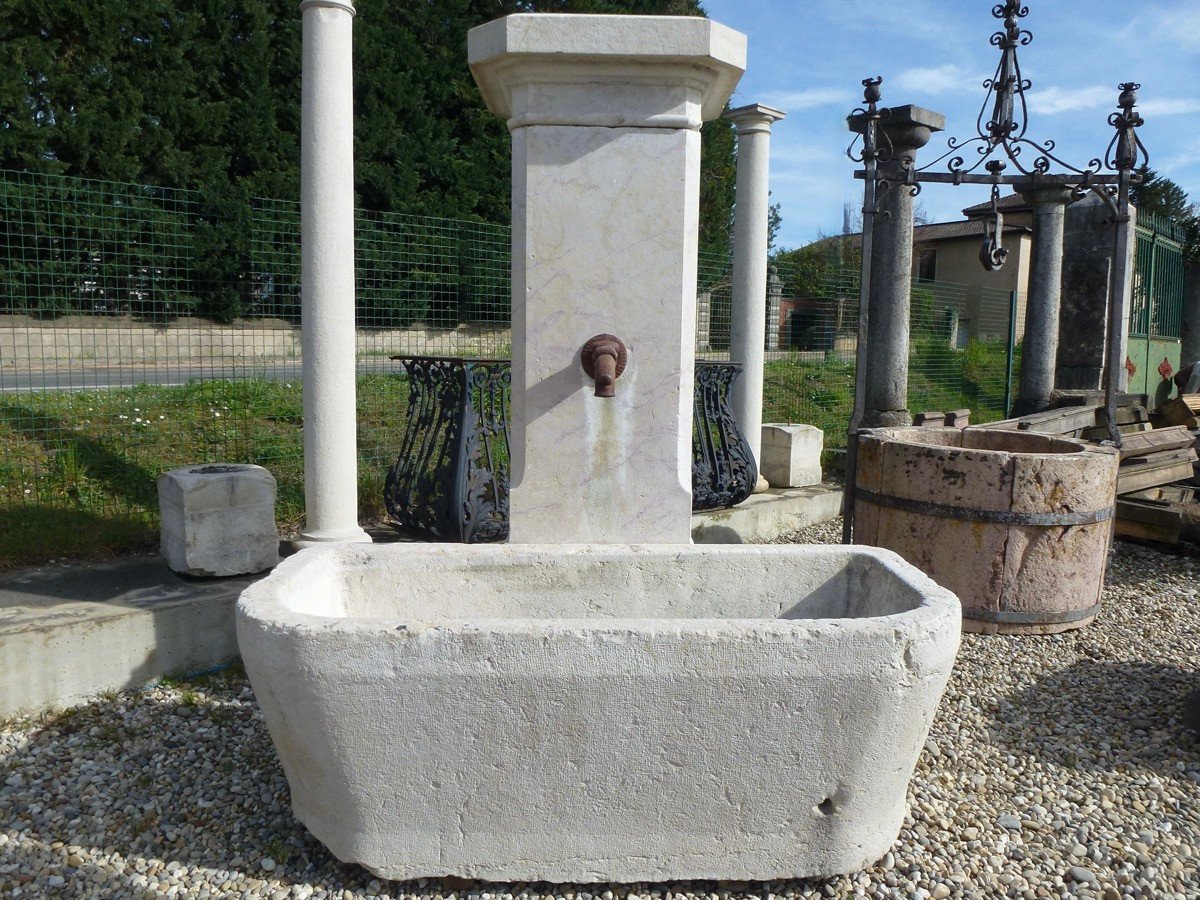 Rare fontaine de village en pierre dure provenant du Jura