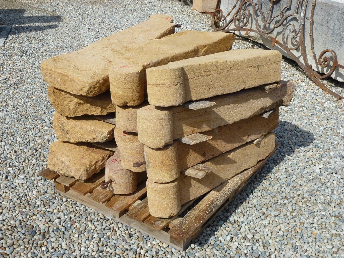 Escalier à noyau hélicoïdal ou en colimaçon en pierre du Beaujolais XVIème ou XVIIème S.-photo-1