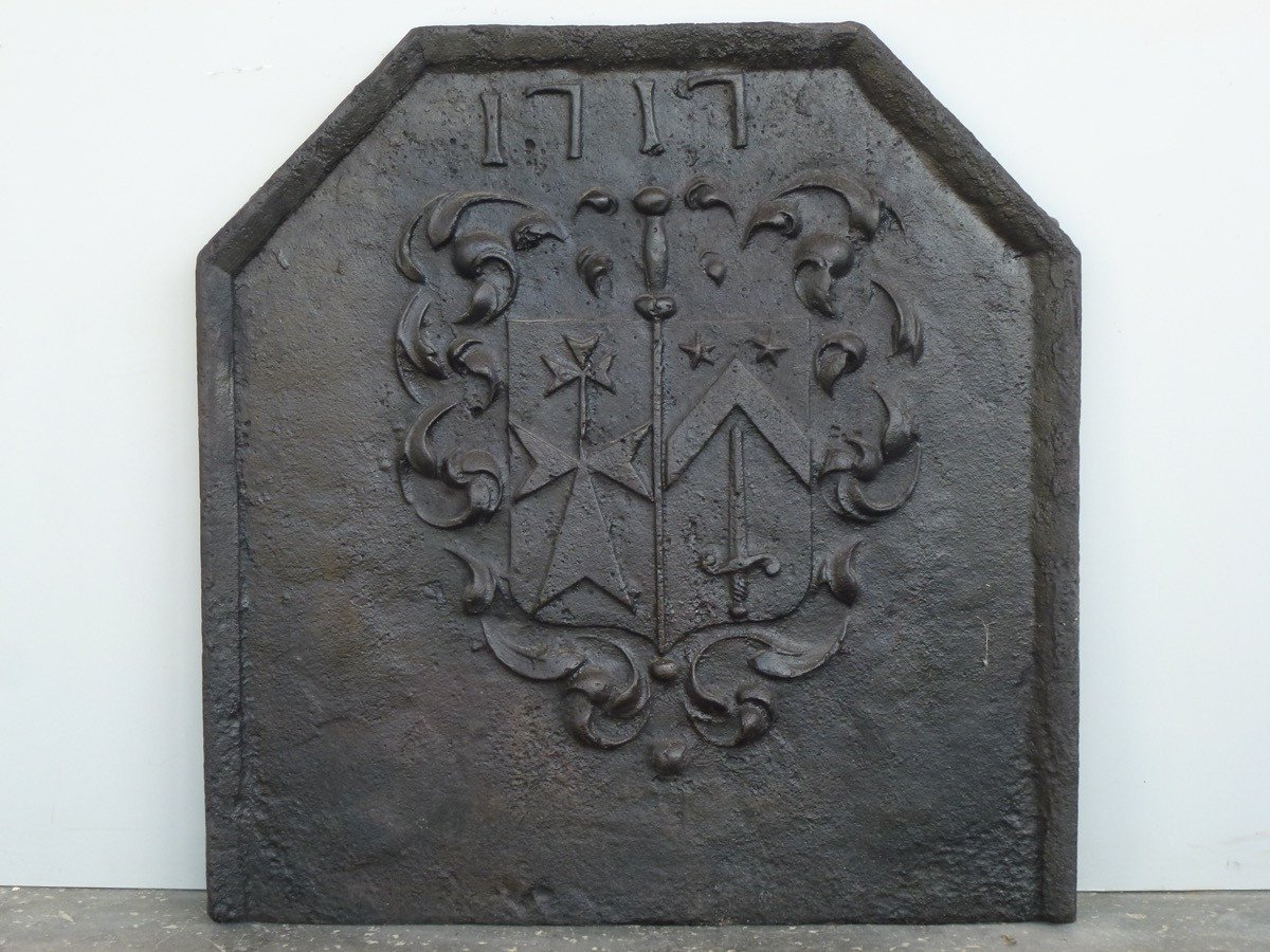 Plaque de cheminée aux armes de la famille Buchet (64x66cm)