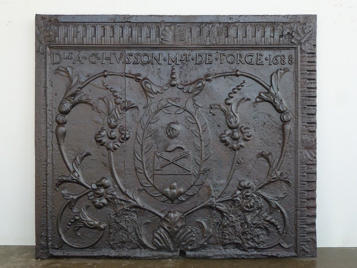 Plaque de cheminée datée 1688 aux armes de Demoiselle Anne-Catherine Husson (98x86 cm)