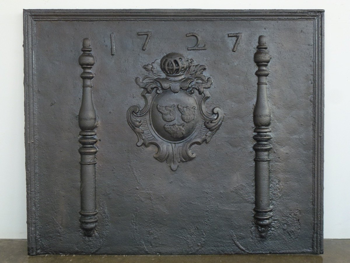 Plaque de cheminée datée 1727  aux armes de la famille De Bonnay (89x70 cm)