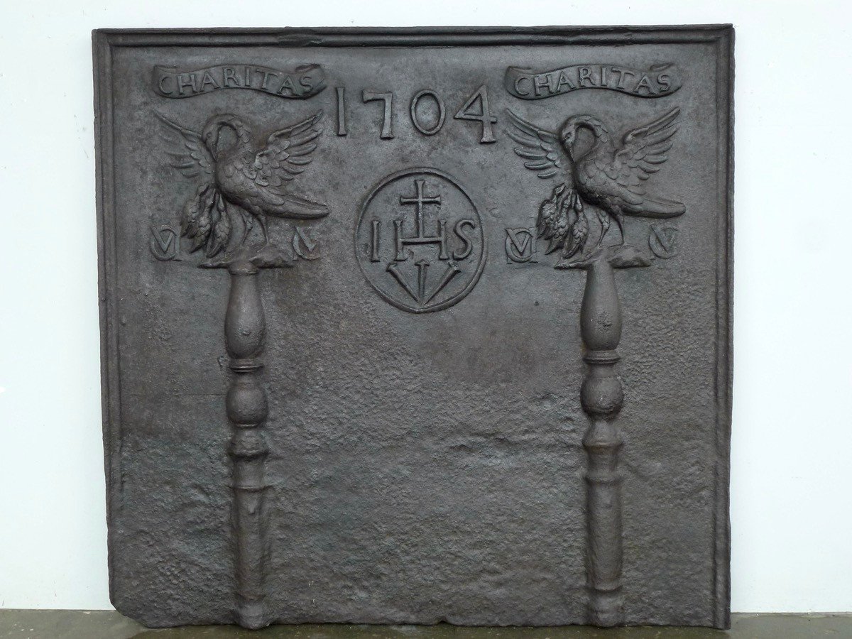 Plaque de cheminée franc-comtoise datée 1704 aux armes de la Compagnie de Jésus (101x96 cm)